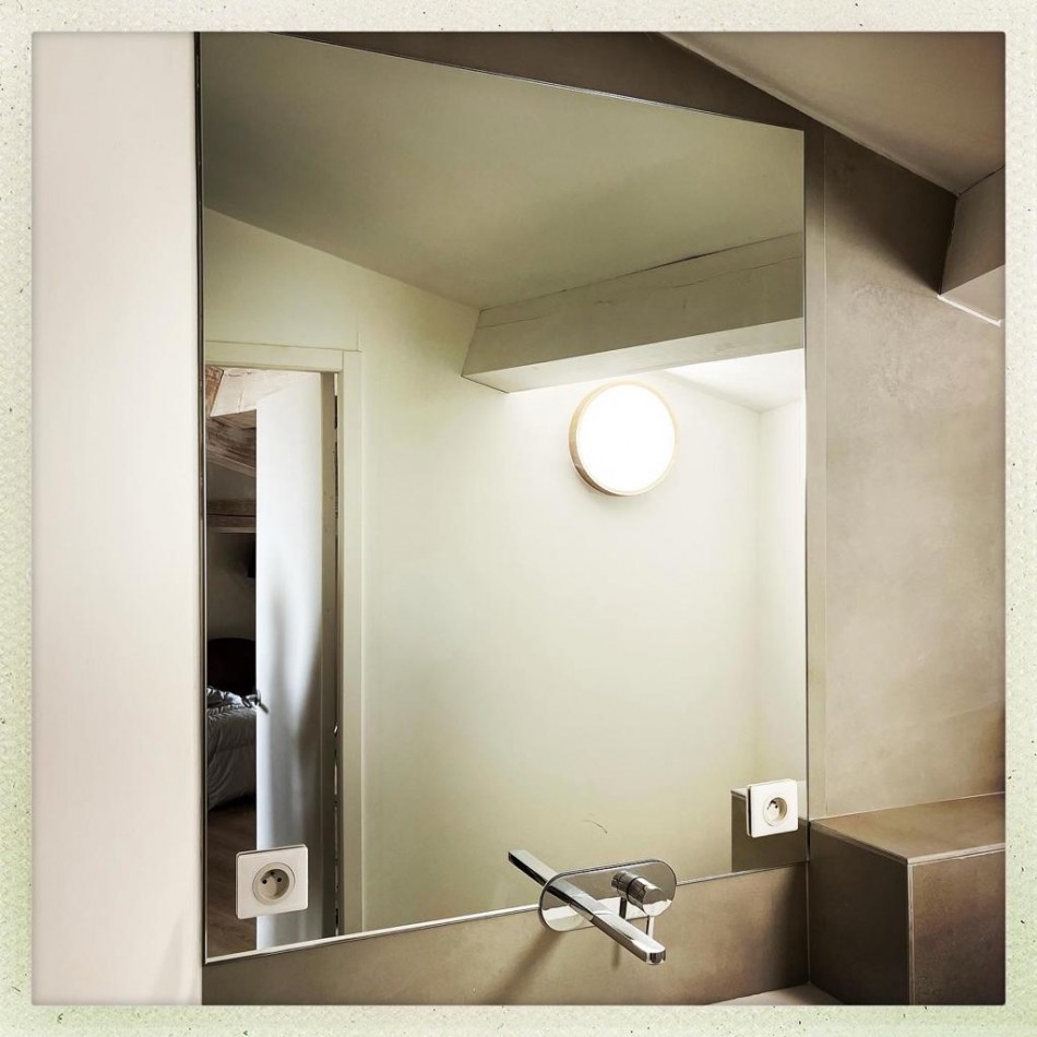 création d'une paroi de douche en vitrage sécurit et miroir sur mesure avec accessoires de chez Logli Massimo